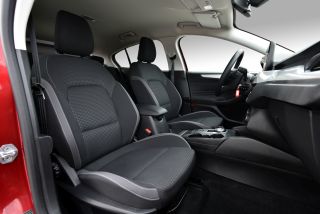 Przednie czarne siedzenia w samochodzie