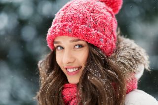 kobieta w czerwonej czapce, w zimowej scenerii