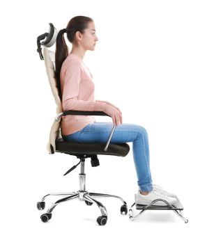 kobieta siedząca na krześle biurowym ze stopami opartymi na podnóżku