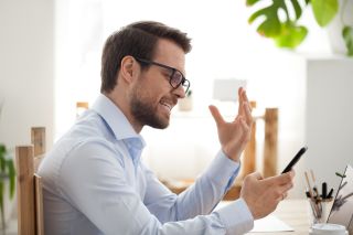 Mężczyzna zirytowany ciągłym resetowaniem się telefonu