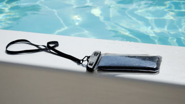 Telefon w wodoszczelnym etui na basenie
