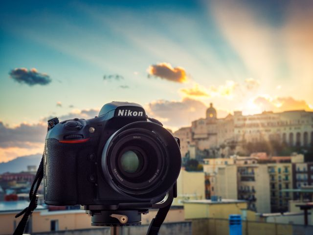 Aparta fotograficzny ustawiony na statywie