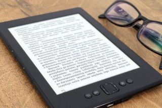 Czarny czytnik e-booków na drewnianym blacie jako możliwy prezent dla nauczyciela