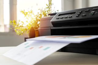 Widok drukującej drukarki