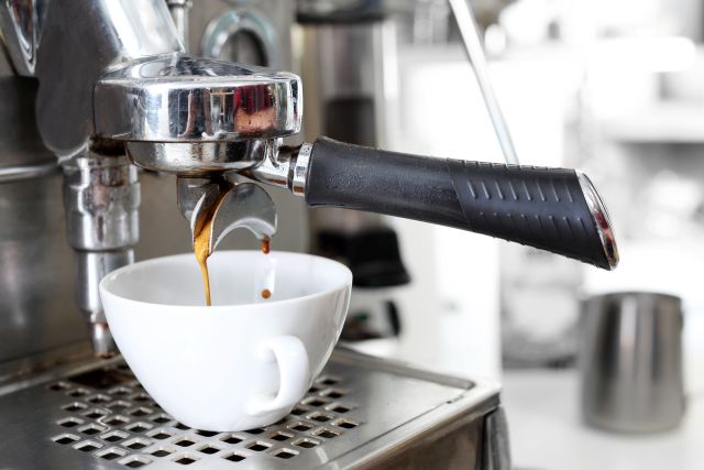 ekspres do kawy parzący kawę