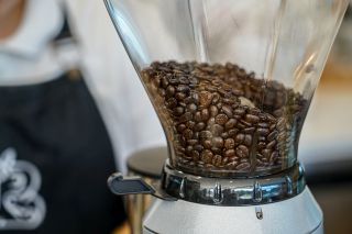 kawa w młynku do kawy