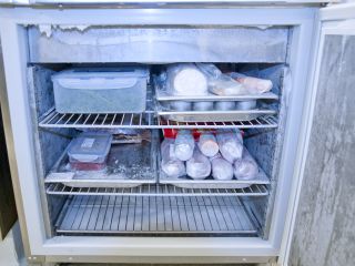 Zamarznięte produkty wewnątrz lodówki.