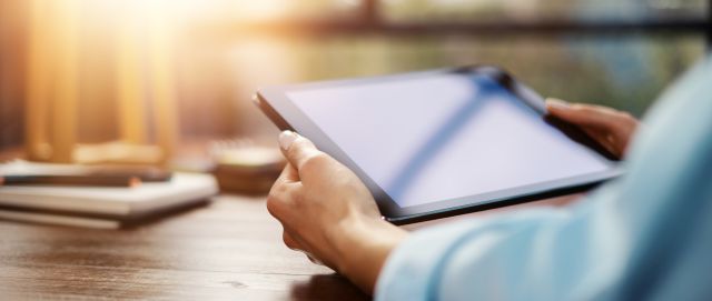 Kobieta trzyma rozładowany tablet