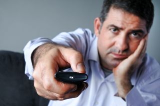 Znudzony mężczyzna z pilotem