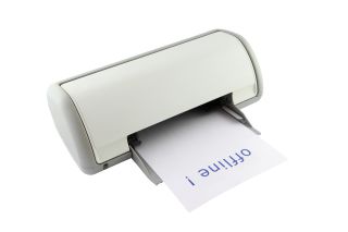 Biała drukarka drukująca napis Offline na kartce