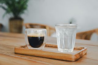 espresso i kubek wody