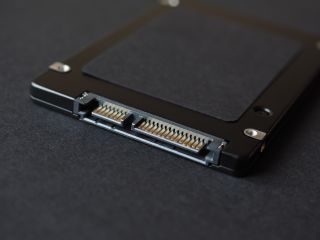 Dysk SSD leżący na czarnym blacie