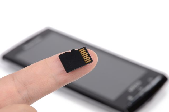 microSD na palcu człowieka