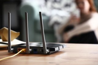 Nowoczesny router wi-fi z trzema antenami