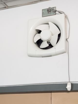 Ścienny wentylator łazienkowy z włącznikiem sznurkowym