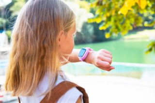 Dziewczynka z lokalizatorem GPS w postaci smartwatcha dla dzieci