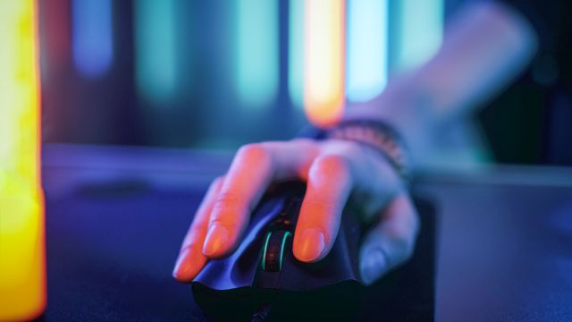 Dłoń położona na myszce komputerowej Bluetrack