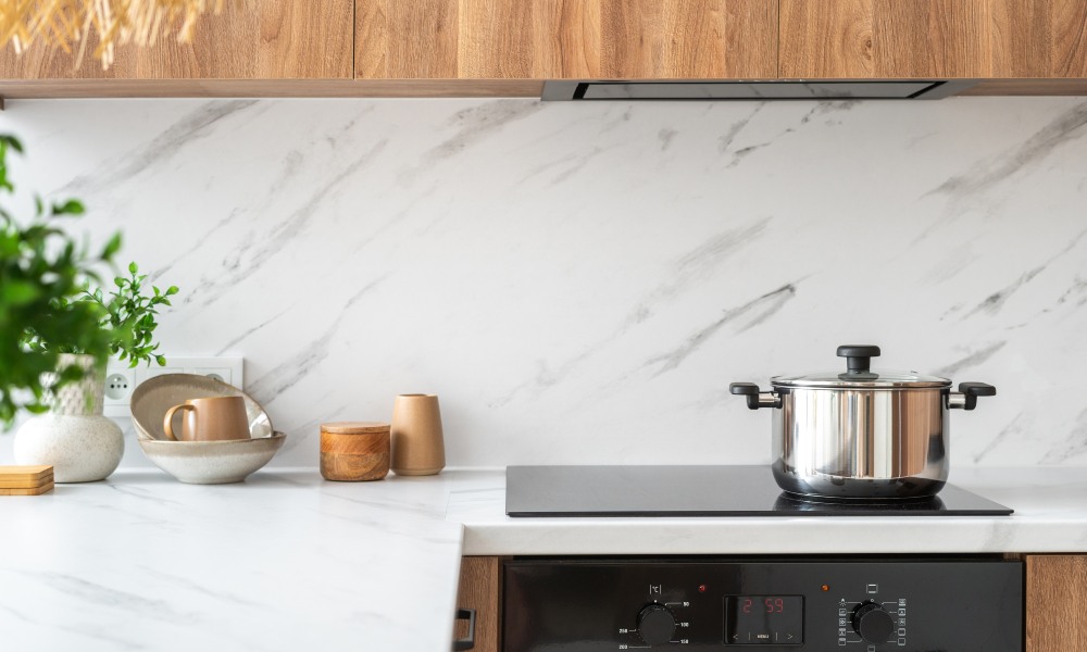 mała kuchnia z akcentami drewna