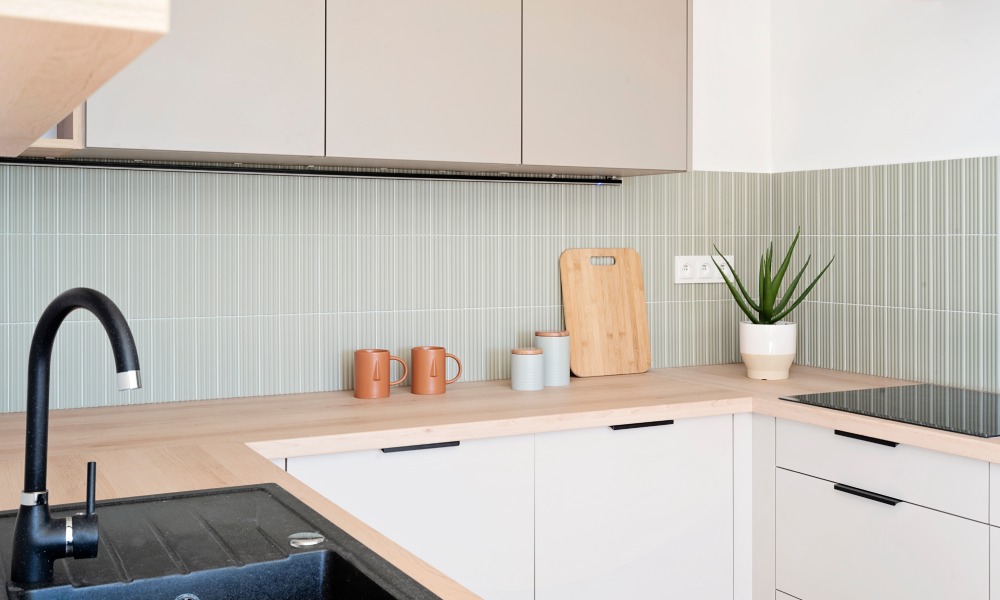 biała kuchnia na planie litery U