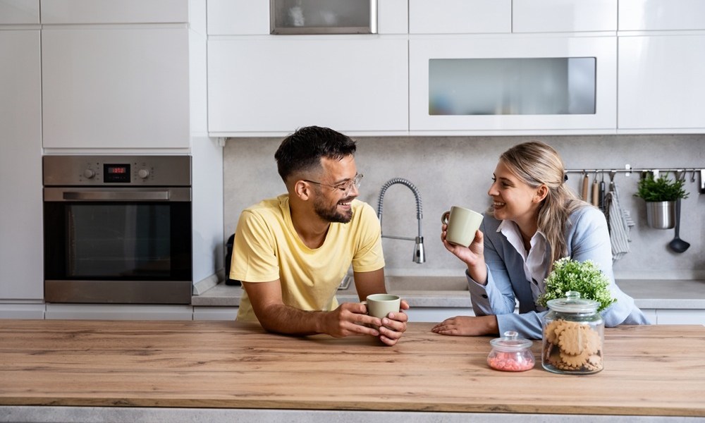 para rozmawia przy wyspie w kuchni