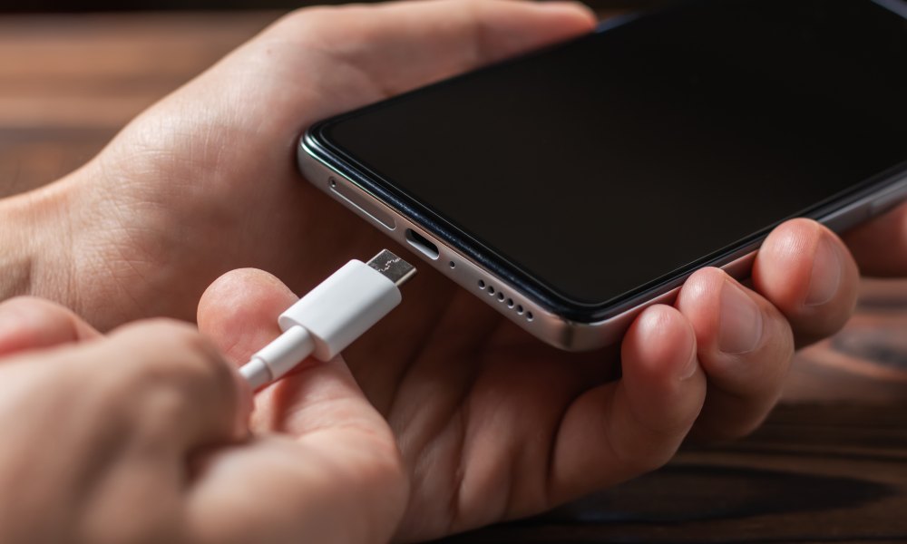 Podłączanie smartfona do ładowania ładowarką sieciową z kablem usb-c.