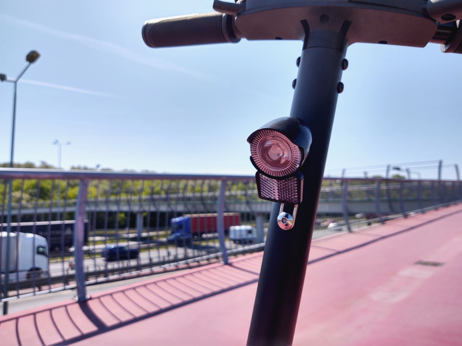 Bardzo dobre wrażenie robi też oświetlenie. Przednie jest bardzo mocne i ma duży zasięg (do 10 metr&oacute;w), a tylne mocno świeci i jest bardzo dobrze widoczne z dużych odległości.