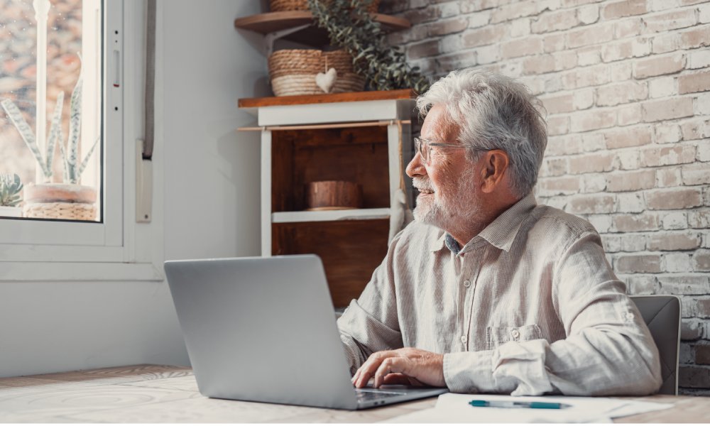 starszy mężczyzna korzysta z laptopa