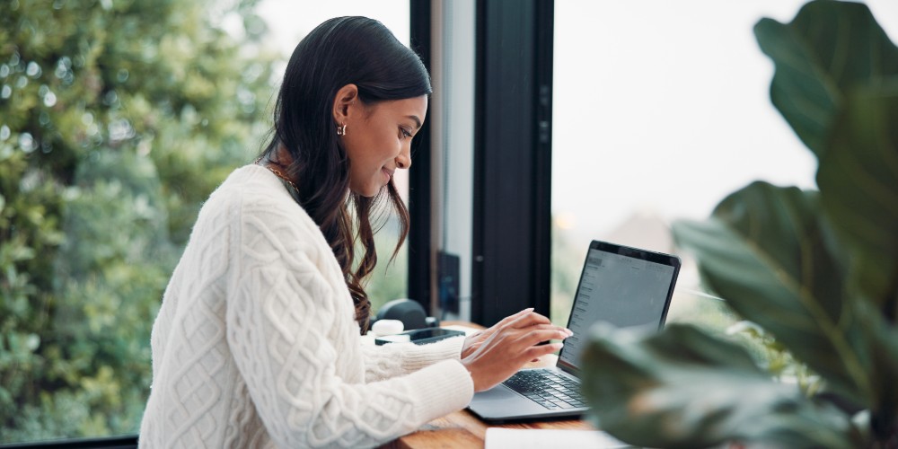 Kobieta korzystająca z laptopa lenovo