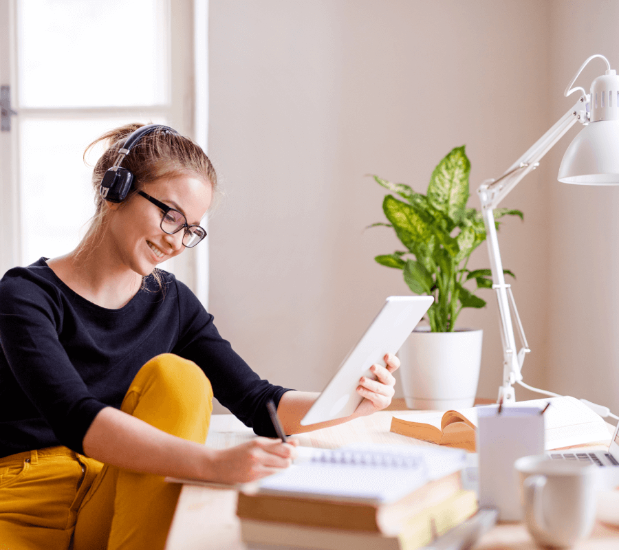 dziewczyna trzyma w ręku tablet