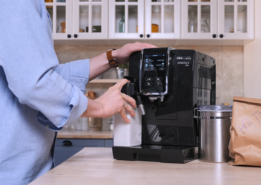 wkładanie karafki na mleko lattecream do ekspresu delonghi dinamica plus ecam 370.70.b