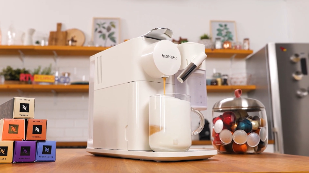 ekspres nespresso lattissima one na blacie w kuchni