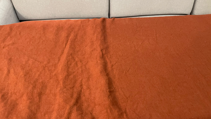 Para intensywnie wnika w strukturę tkaniny i nie ma konieczności wielokrotnego przesuwania żelazka w tym samym miejscu.