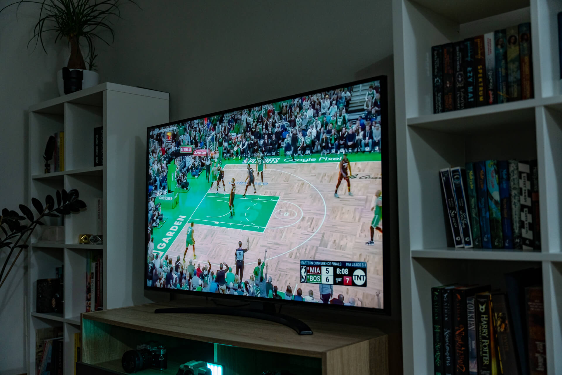 yświetlanie film&oacute;w to najmocniejsza strona telewizora. Drugie miejsce to klasyczna telewizja, kt&oacute;rą możemy oglądać na praktycznie wszystkie dostępne w Polsce sposoby. Od telewizji internetowej, przez satelitarną, kablową, na klasycznej antenie DVB-T kończąc. Dopiero w dalszej kolejności poleciłbym go do sportu i grania w gry, bo do tych treści zdecydowanie przyda się wyższa częstotliwość odświeżania obrazu.