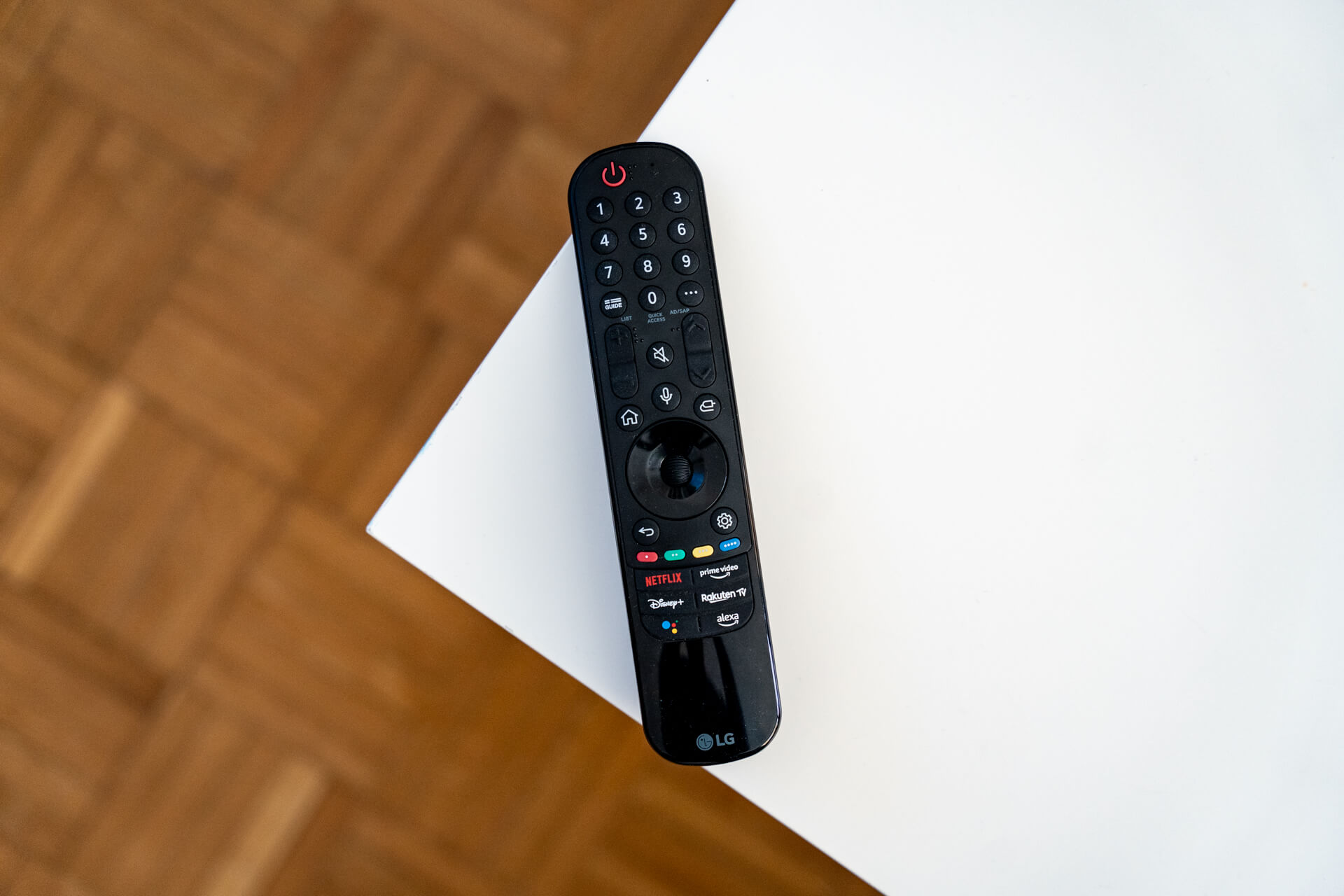 Telewizor obsługujemy za pomocą pilota Magic. Wieloletni użytkownicy telewizor&oacute;w LG poczują się z nim jak w domu, co może nie do końca być pozytywem.