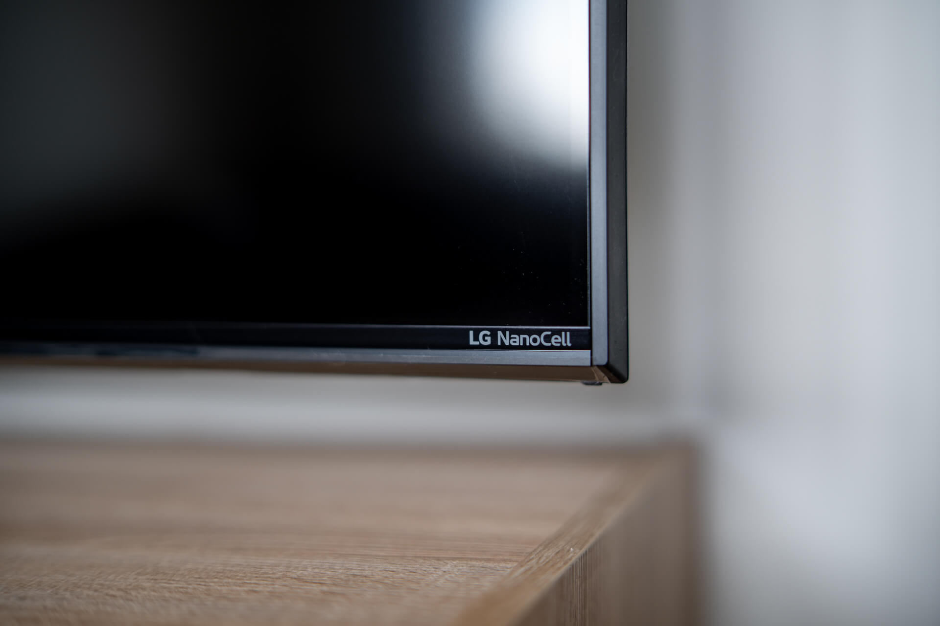 Ekran otaczają z trzech stron cienkie, symetryczne ramki, a podstawa ma kształt efektownego łuku. Dzięki temu telewizor wygląda nowocześnie i efektownie.