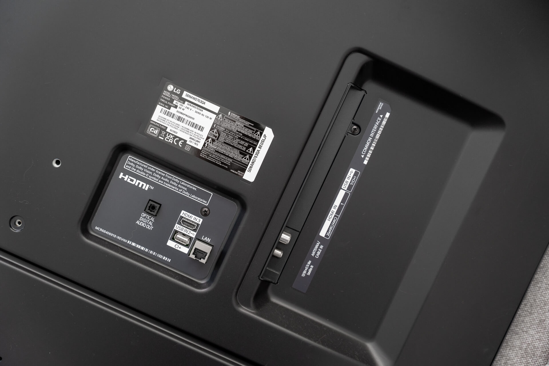 Cały tył pokrywa metal, choć nie jest zbyt gruby i potrafi uginać się pod naciskiem.