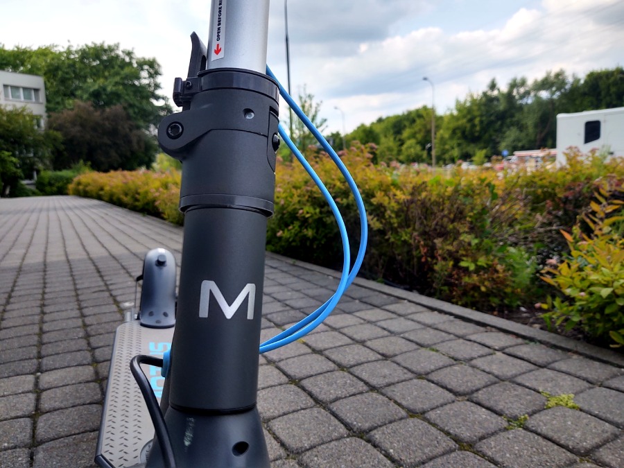 logo motus scooty 10 lite 2022 na tejże hulajnodze, a w zasadzie na jej kolumnie, wiecie o co chodzi