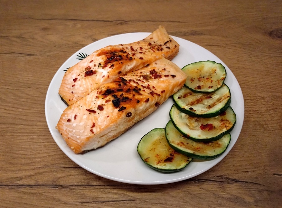 losos i plasterki cukinii z grilla raven ege005