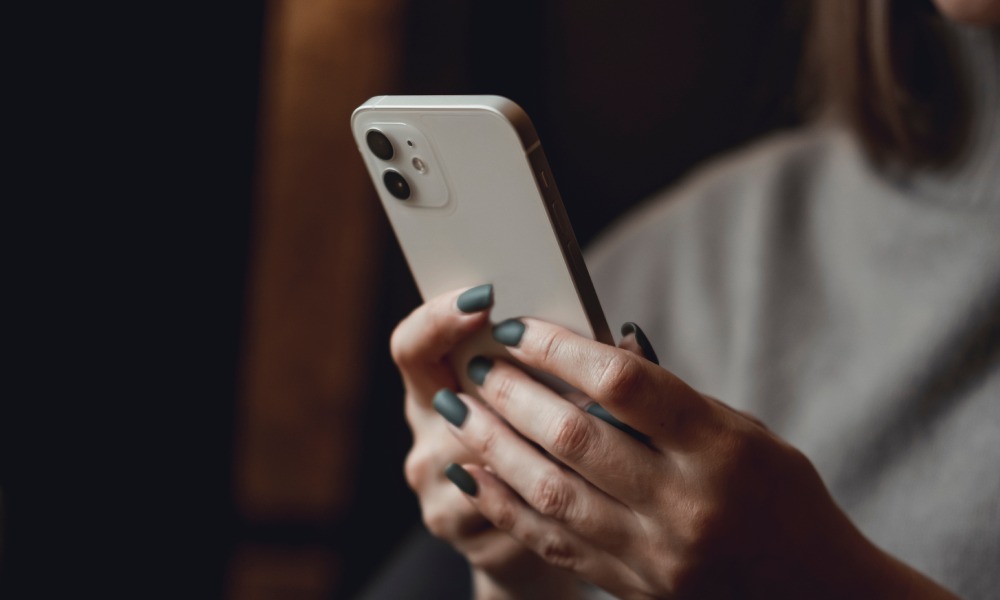 kobieta patrzy na smartfon z ekranem LTPO