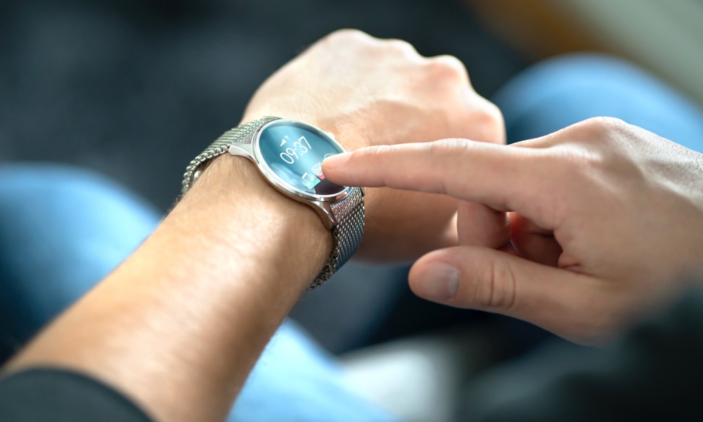 mężczyzna używa smarwatcha z ekranem LTPO