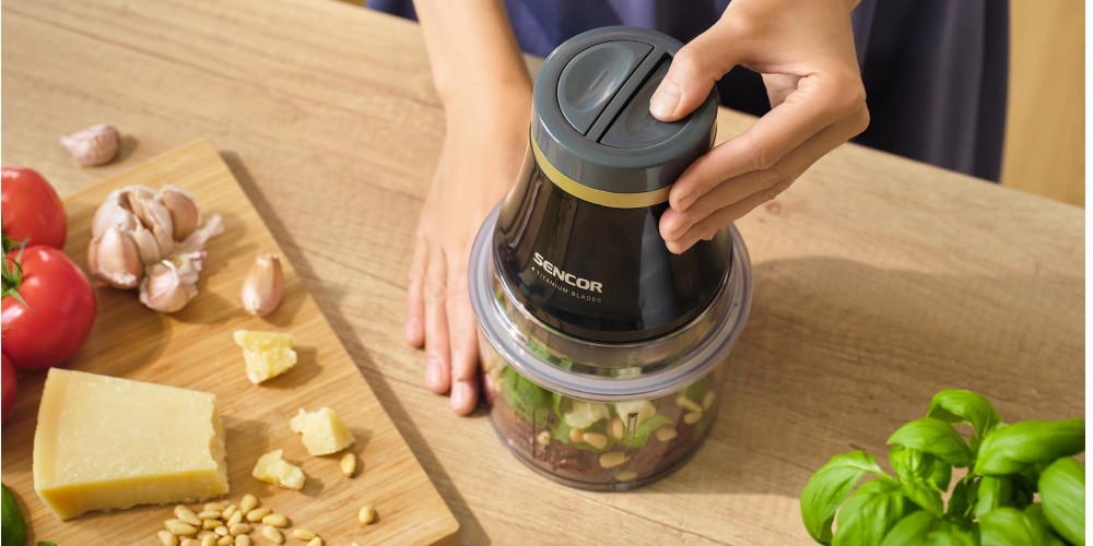 minimalakser kobieta rozdrabnia ser i bazylię