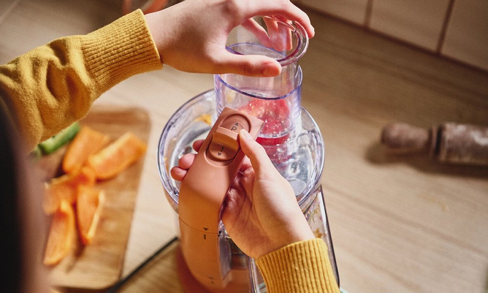 malakser - osoba szatkuje warzywa