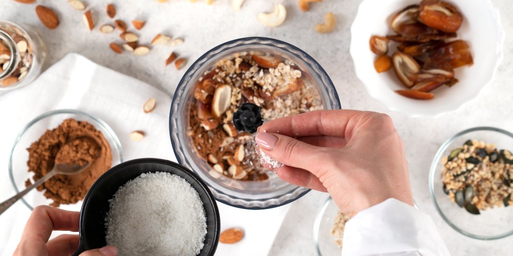 malakser widziany od góry - osoba wsypuje do misy orzechy