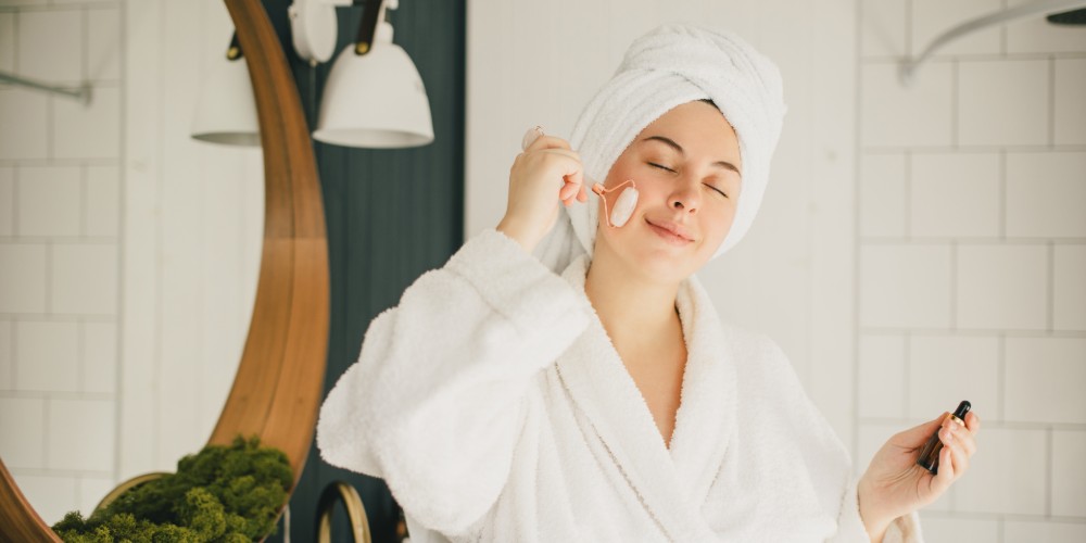 Kobieta masująca twarz rollerem