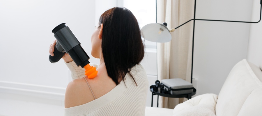 kobieta_masujaca_plecy_masazerem