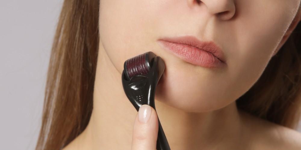 Kobieta wykonująca mezoterapię mikroigłową