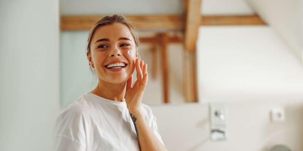 Kobieta pielęgnująca twarz po mezoterapii