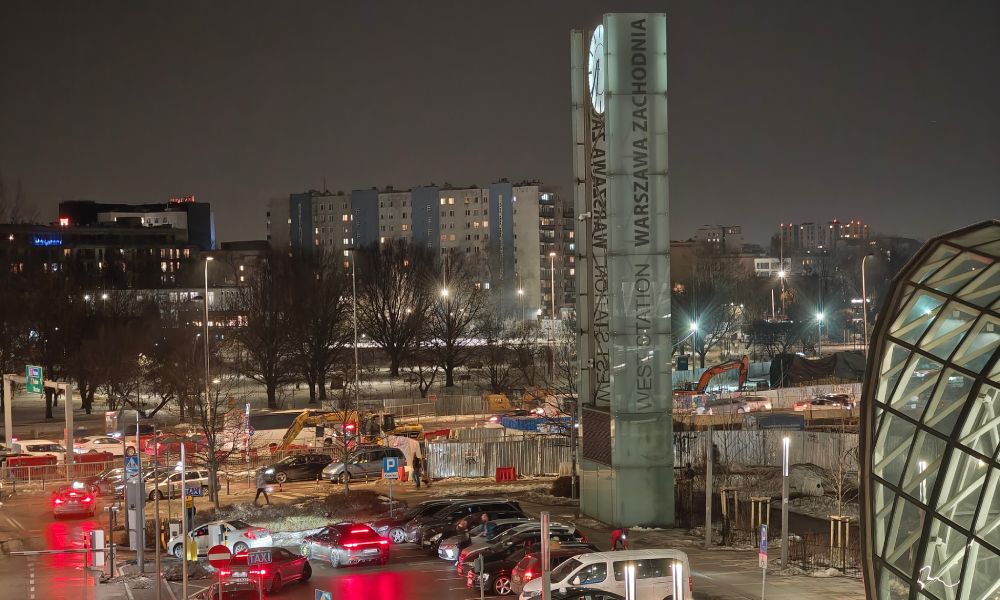 Warszawa Zachodnia dworzec w nocy na zdjęciu zrobionym Motorolą Signature.