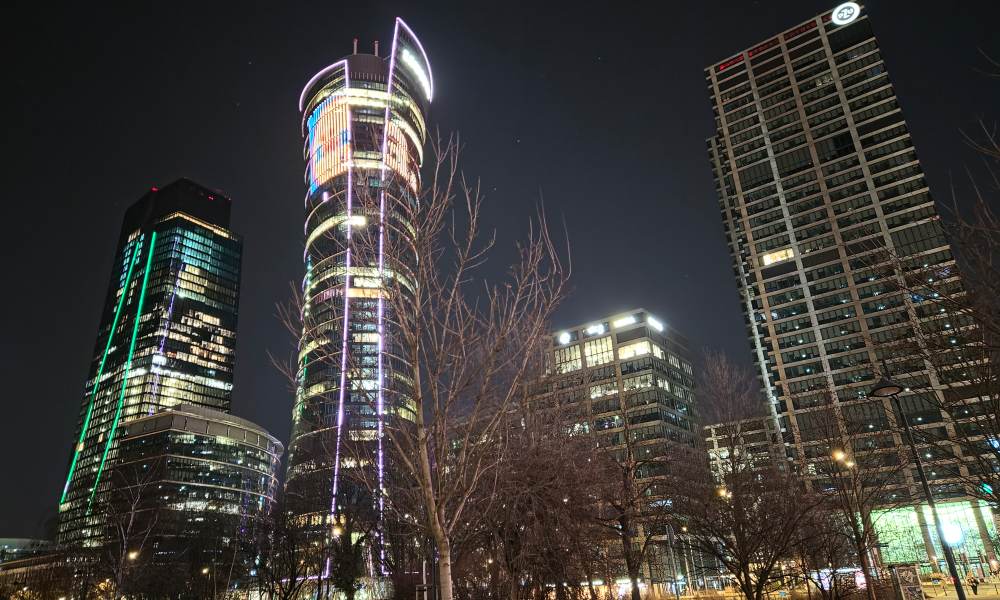 Budynki w Warszawie nocą na zdjęciu zrobionym samsungiem galaxy s26+