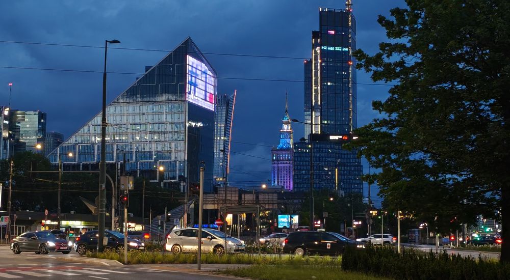 Zdjęcie wieżowców w Warszawie po zmierzchu zrobione Xiaomi 17T pro
